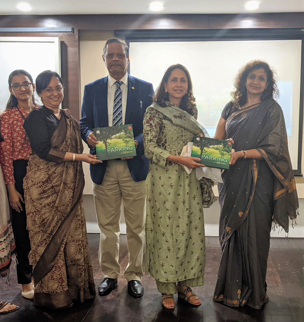 (R-L)-Co-founder,-Prabhaav-Foundation,-Ms-Parul-Kumar-unveiling-the-book-with-Chairperson,-JSF,-Ms-Deepika-Jindal