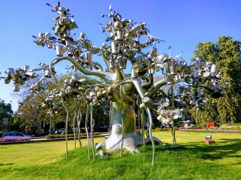 Subodh Gupta’s arresting banyan tree sculpture in the lawns of the National Gallery of Modern Art
