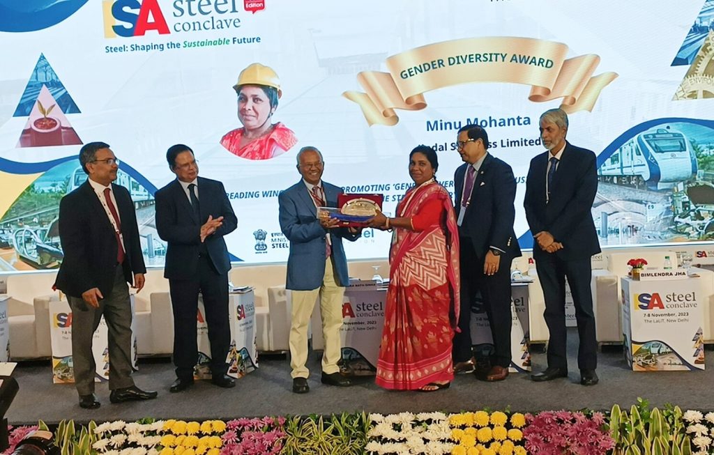 Ms Minu Mohanta being felicitated by Steel Secretary, Mr Nagendra Nath Sinha with with the ‘Wings of Steel’ award at ISA Steel Conclave