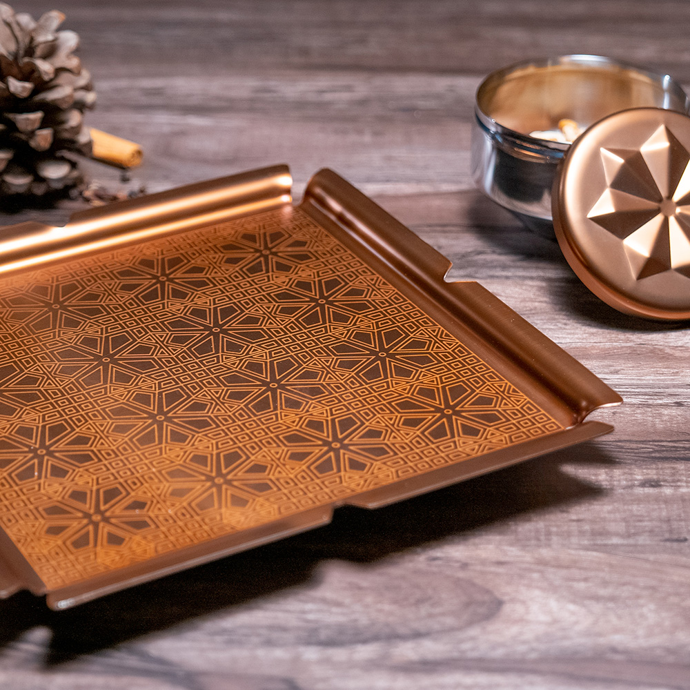 Tray with tessellations